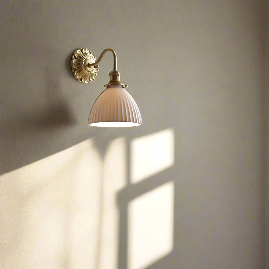 Lampă de perete Lestrova CeramiLuxe din alamă și ceramică, cu abajur alb - Desfino