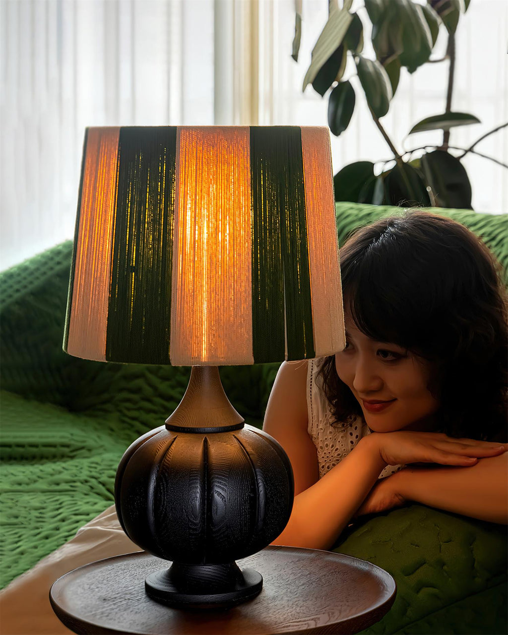 Harmonische, kräftig gestreifte Tischlampe