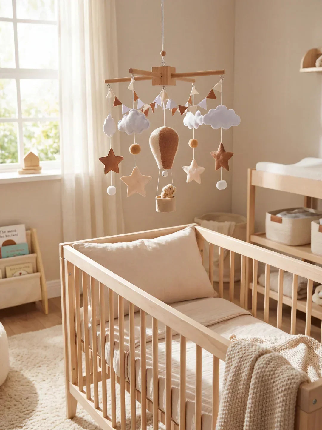 Minimalistisches Mobile aus Holz für das Babybett – am Bettgestell befestigter Arm, leichte Holzfiguren