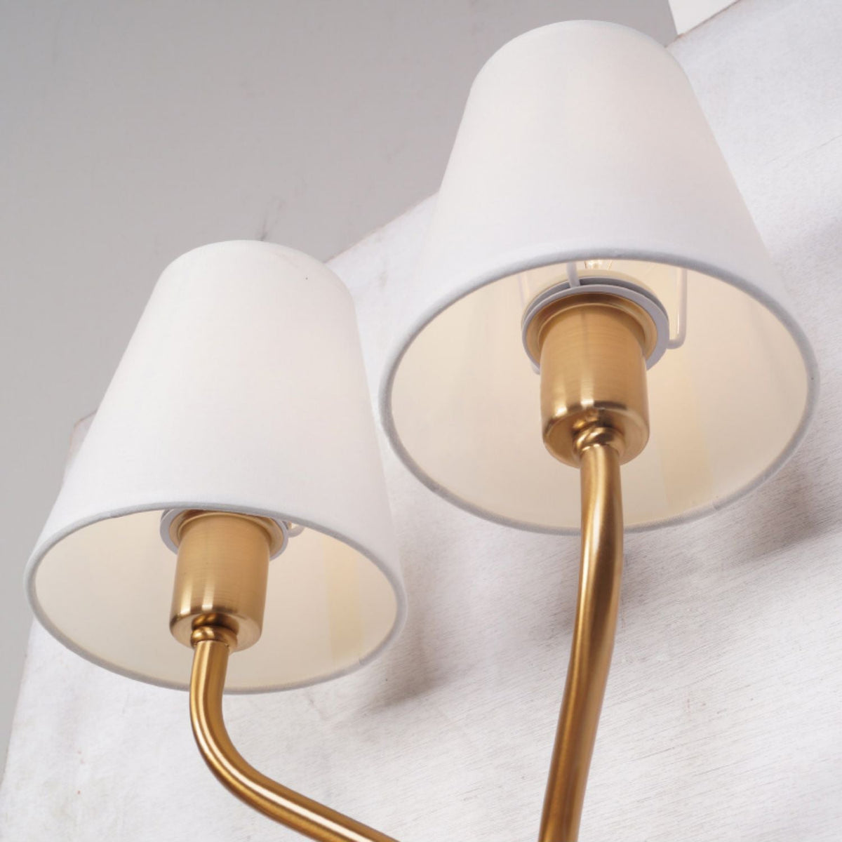 Nástěnná lampa inspirovaná hotely, pozlacená — dvojitá hlava, dvousvětelný design