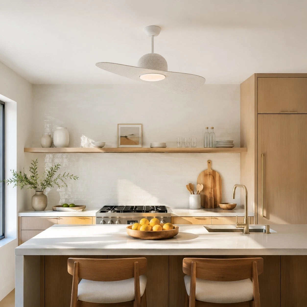 Deckenventilator mit hutähnlicher Leuchte und zwei Flügeln, integrierter LED-Diffusor