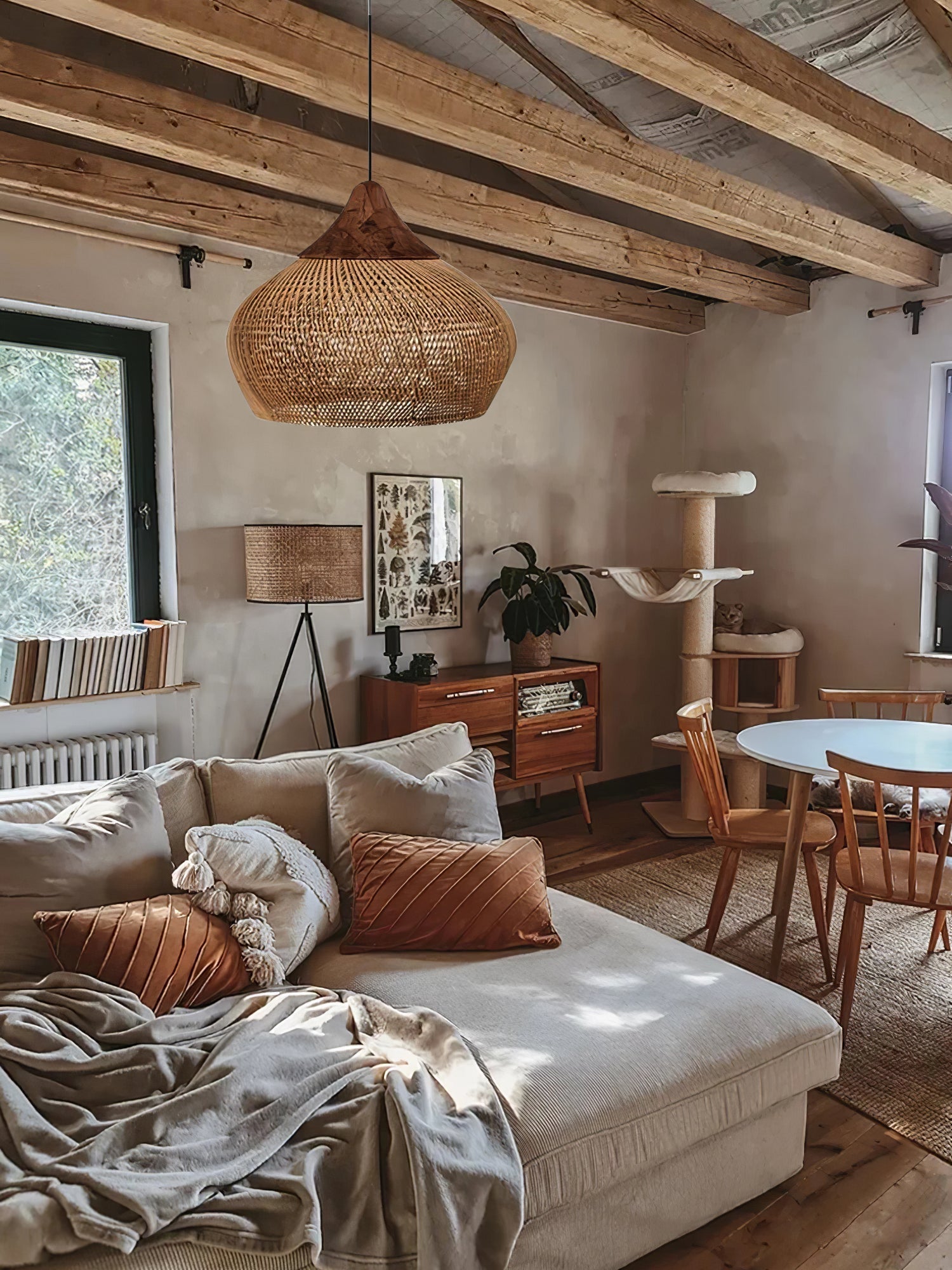 Pendelleuchte aus geflochtenem Rattan – kunstvoll handgewebtes Muster