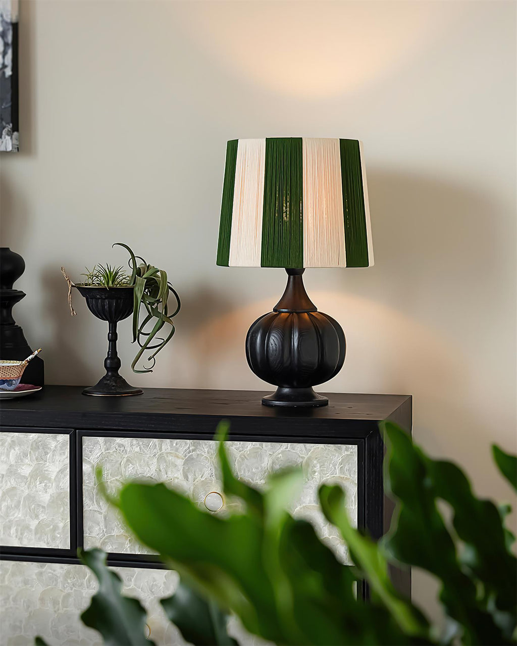 Harmonische, kräftig gestreifte Tischlampe