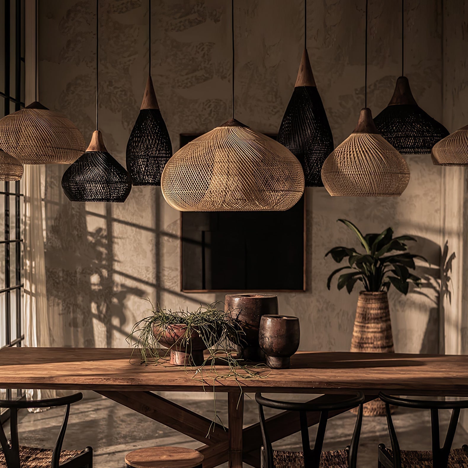 Pendelleuchte aus geflochtenem Rattan – kunstvoll handgewebtes Muster