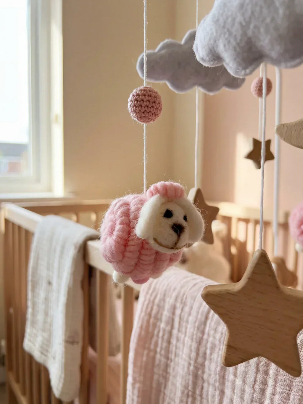 Hölzernes Babymobile – langsam schwingender Hän­ge­schmuck