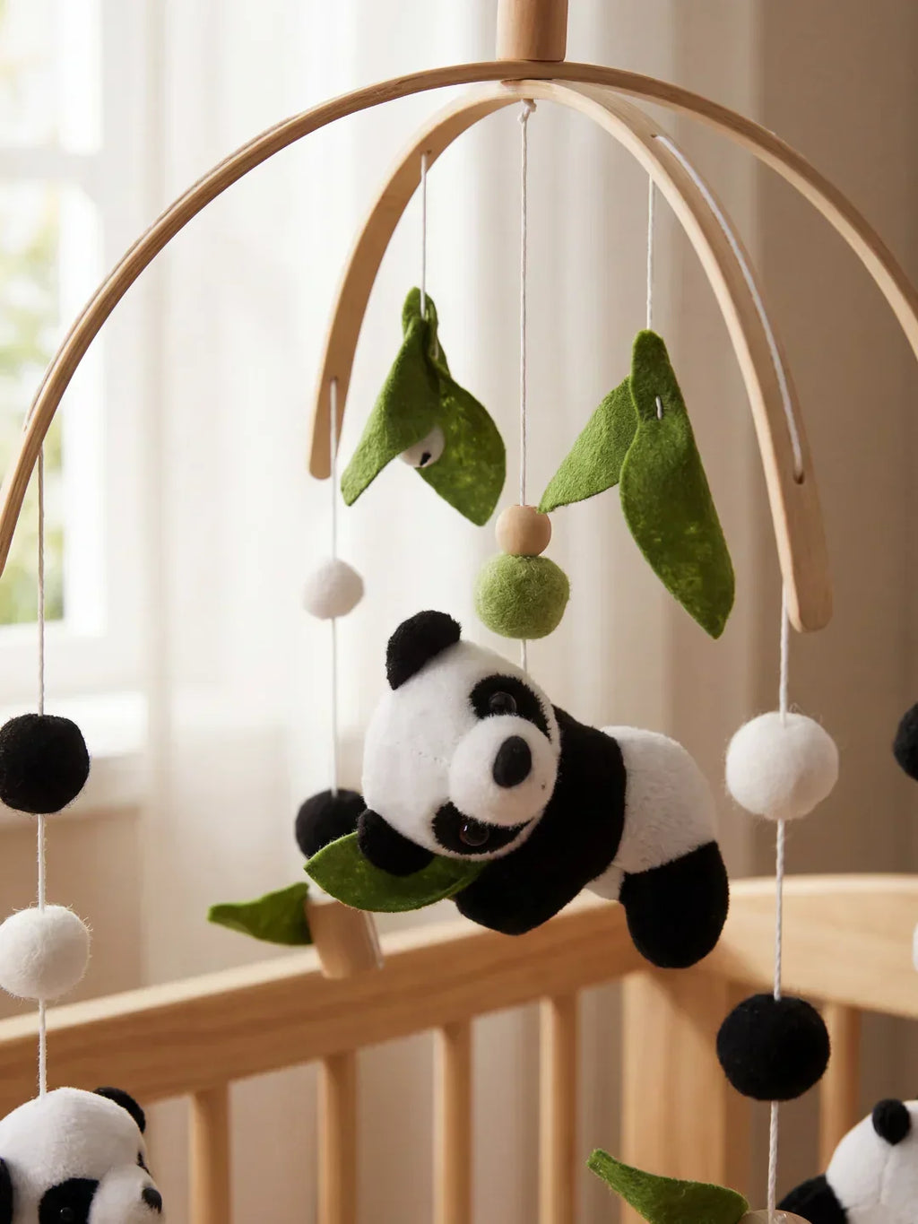 Minimalistisches Mobile aus Holz für das Babybett – am Bettgestell befestigter Arm, leichte Holzfiguren