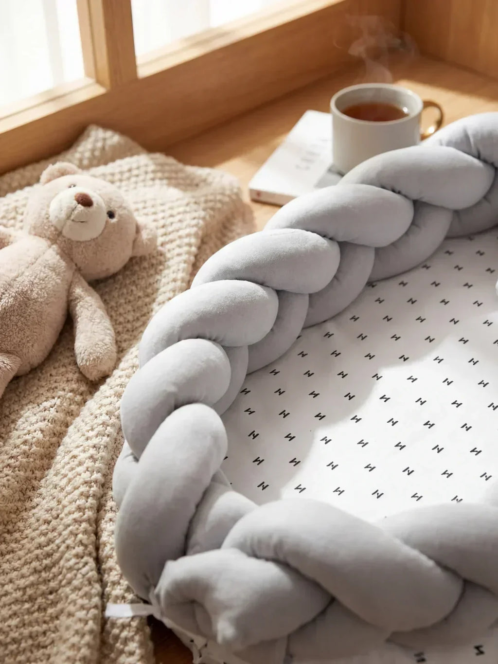 Bionické hnízdečko na spaní pro miminka — prodyšný ochranný design, pletený boční mantinel