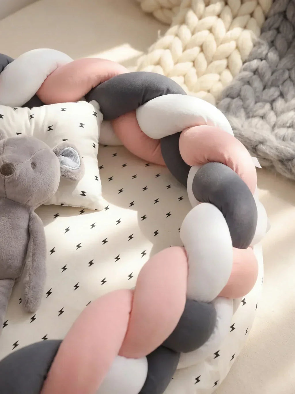 Bionické hnízdečko na spaní pro miminka — prodyšný ochranný design, pletený boční mantinel