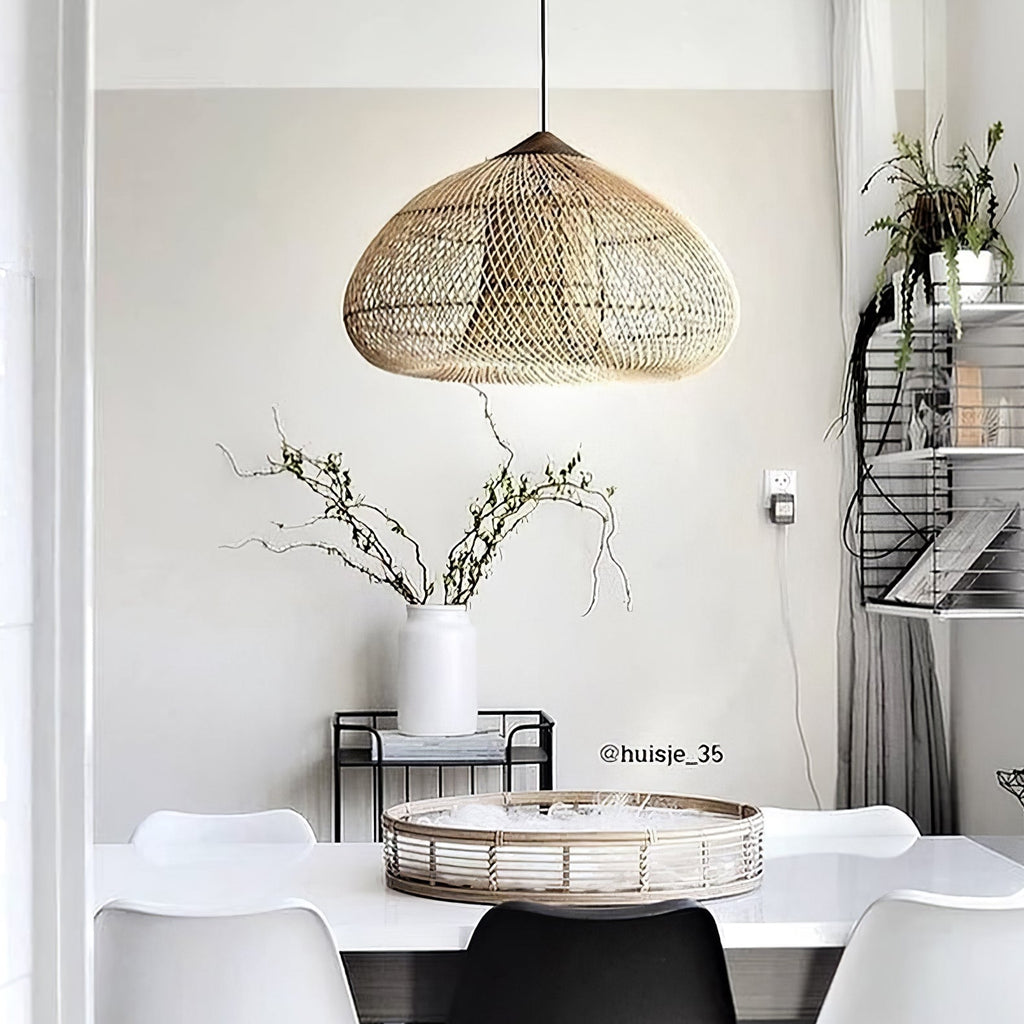 Pendelleuchte aus geflochtenem Rattan – kunstvoll handgewebtes Muster