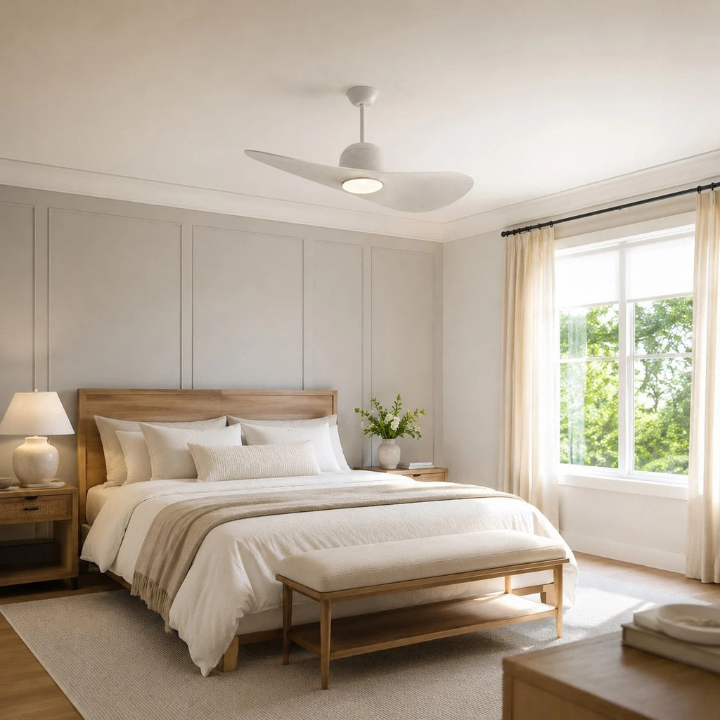 Deckenventilator mit hutähnlicher Leuchte und zwei Flügeln, integrierter LED-Diffusor