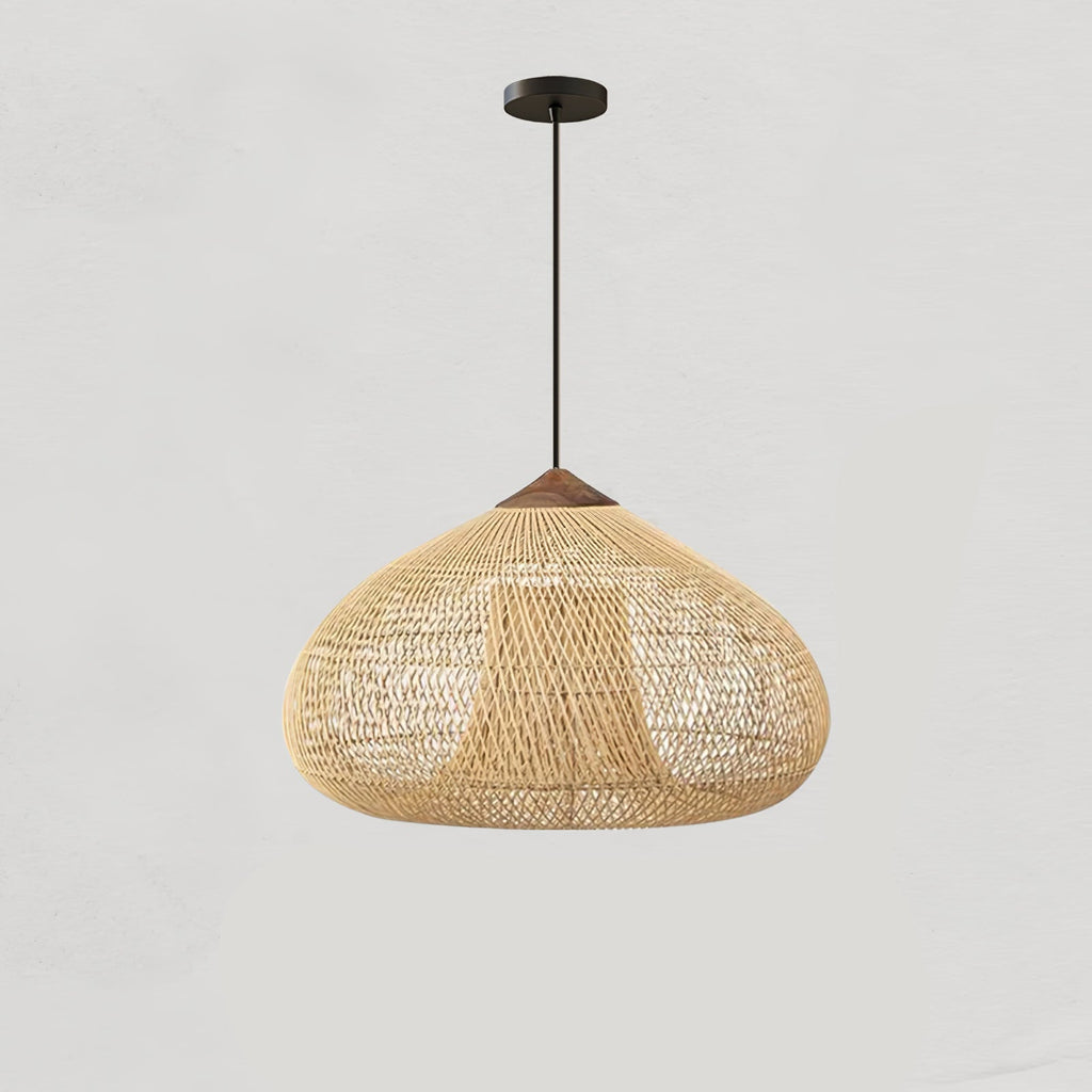 Pendelleuchte aus geflochtenem Rattan – kunstvoll handgewebtes Muster