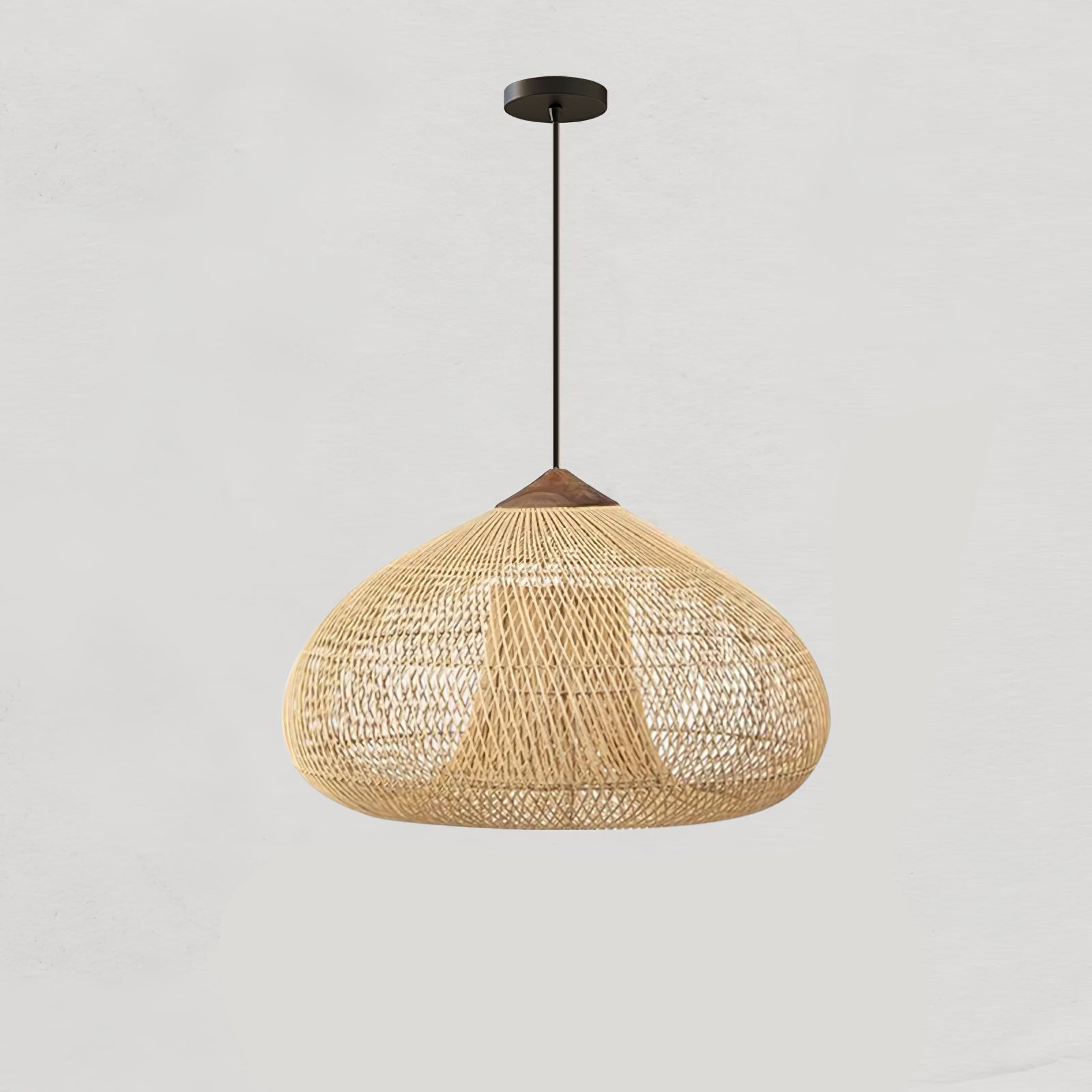 Pendelleuchte aus geflochtenem Rattan – kunstvoll handgewebtes Muster