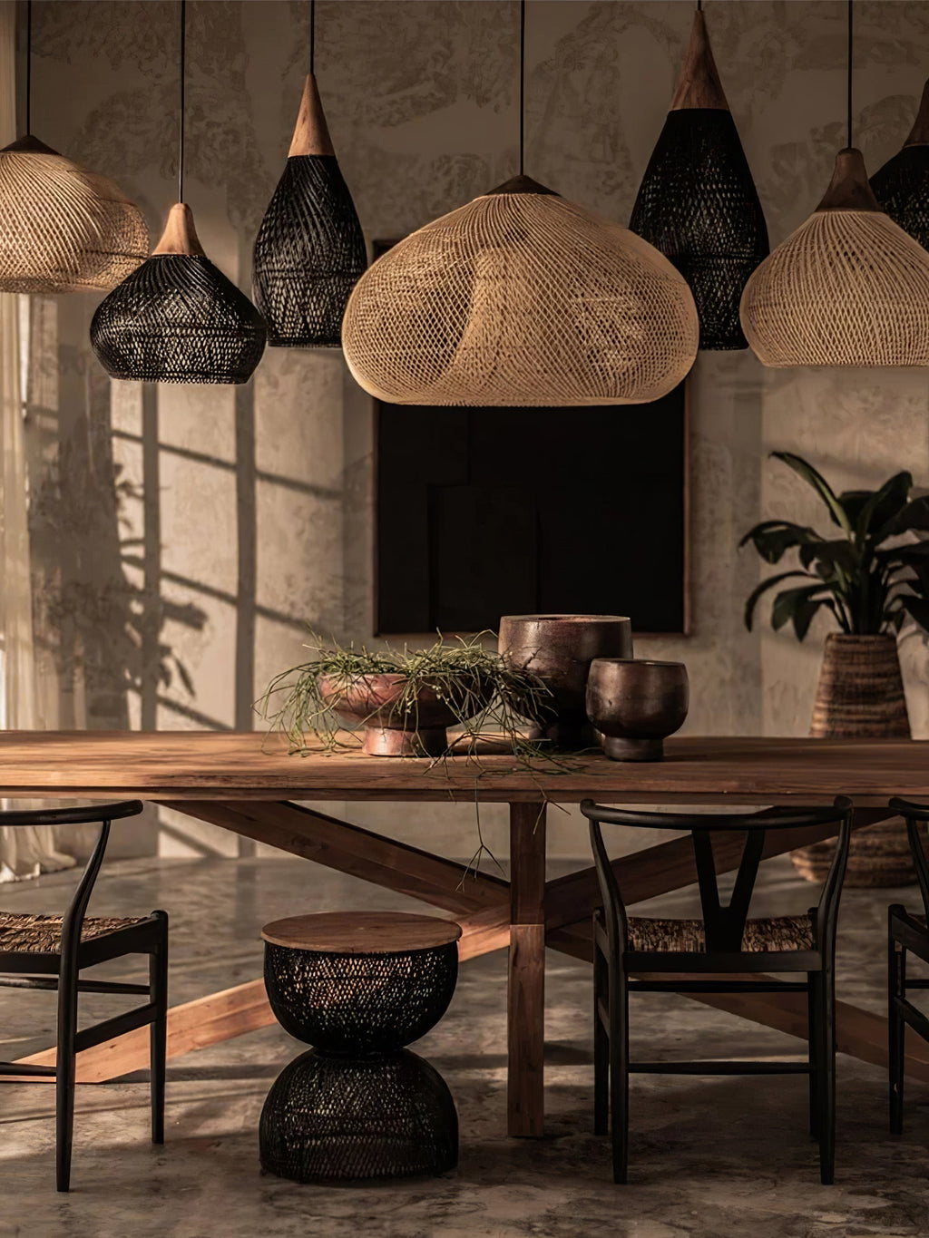 Pendelleuchte aus geflochtenem Rattan – kunstvoll handgewebtes Muster