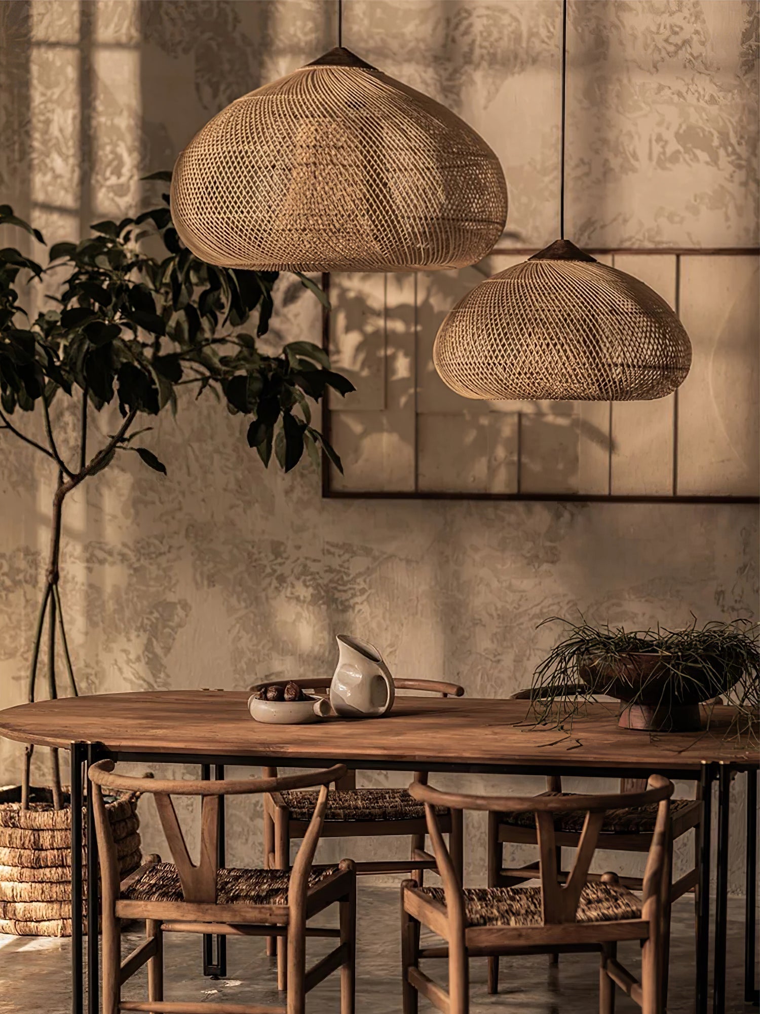 Pendelleuchte aus geflochtenem Rattan – kunstvoll handgewebtes Muster