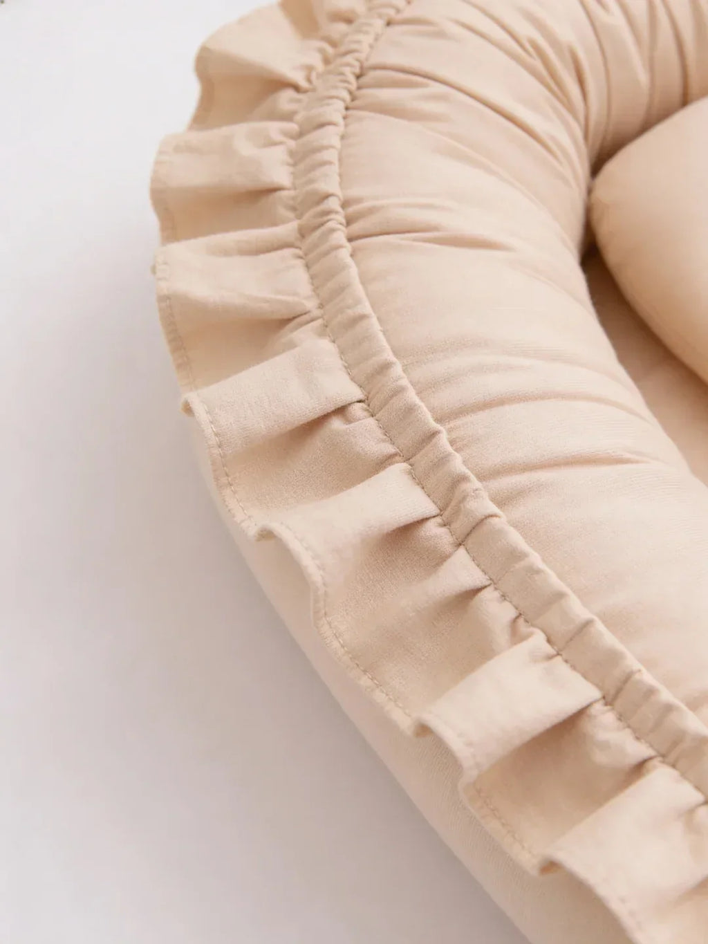 Übergangsliege für Babyschlaf – gebogene, sichere Unterstützung