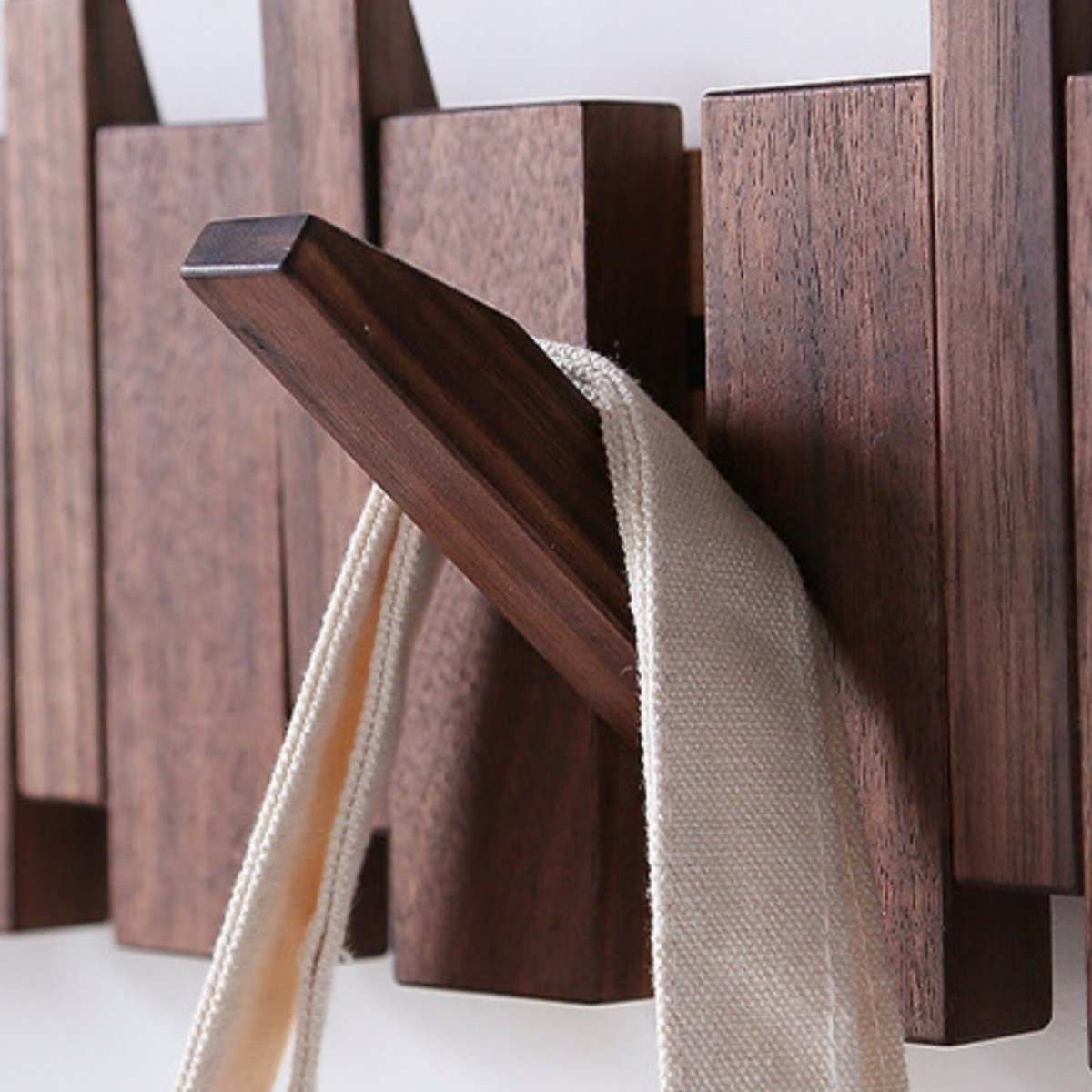 מתלה מעילים מעץ בעבודת יד בצורת פסנתר HarmoniWood — למעילים, כובעים ותיקים - Desfino
