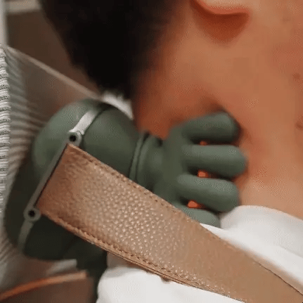 Massaggiatore per collo e schiena HandArc Pro — Senza fili, ricaricabile, con calore e impastamento - Desfino