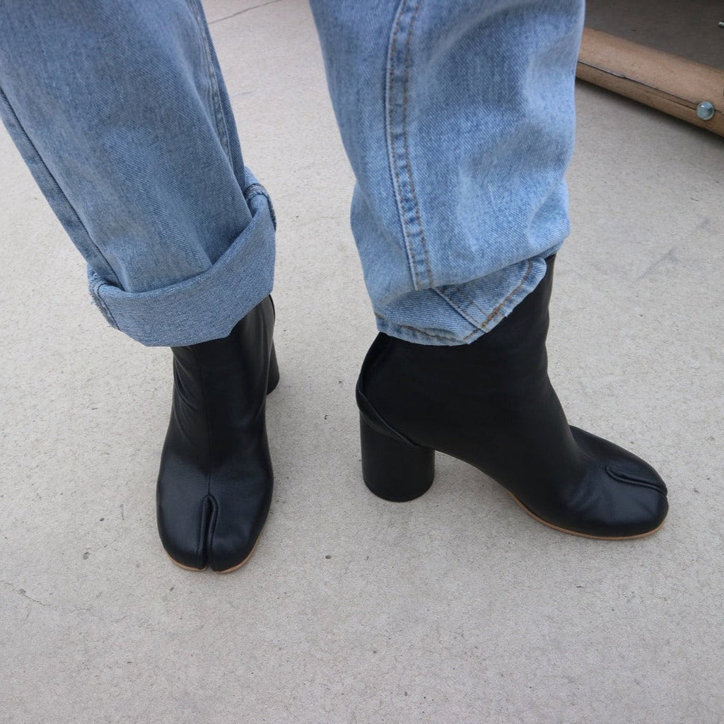 Alera Leder-Tabi-Stiefeletten für Damen – Zehensteg-Design und Blockabsatz