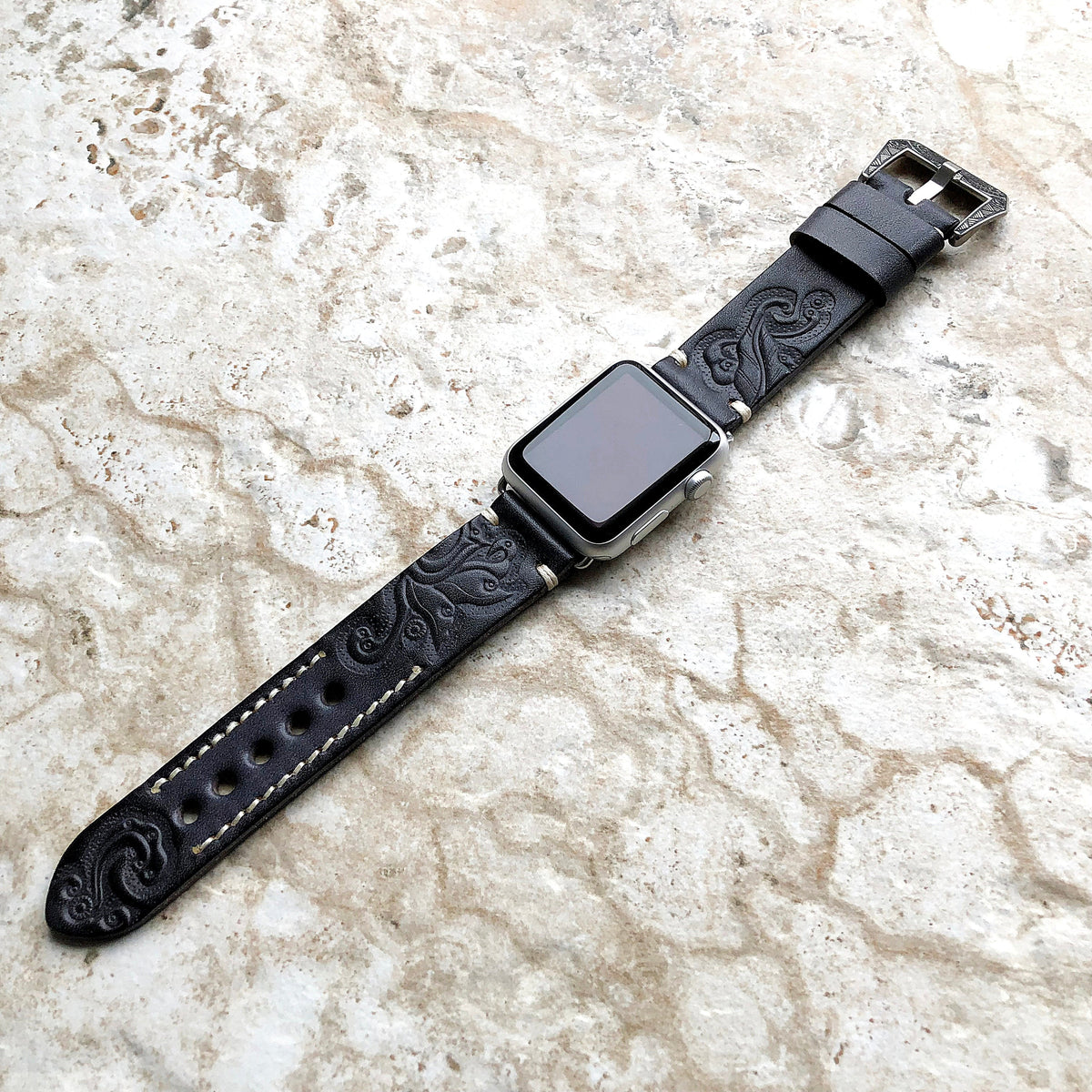 Sera Apple Watch-armband — handgraverat läder, präglat mönster - Desfino