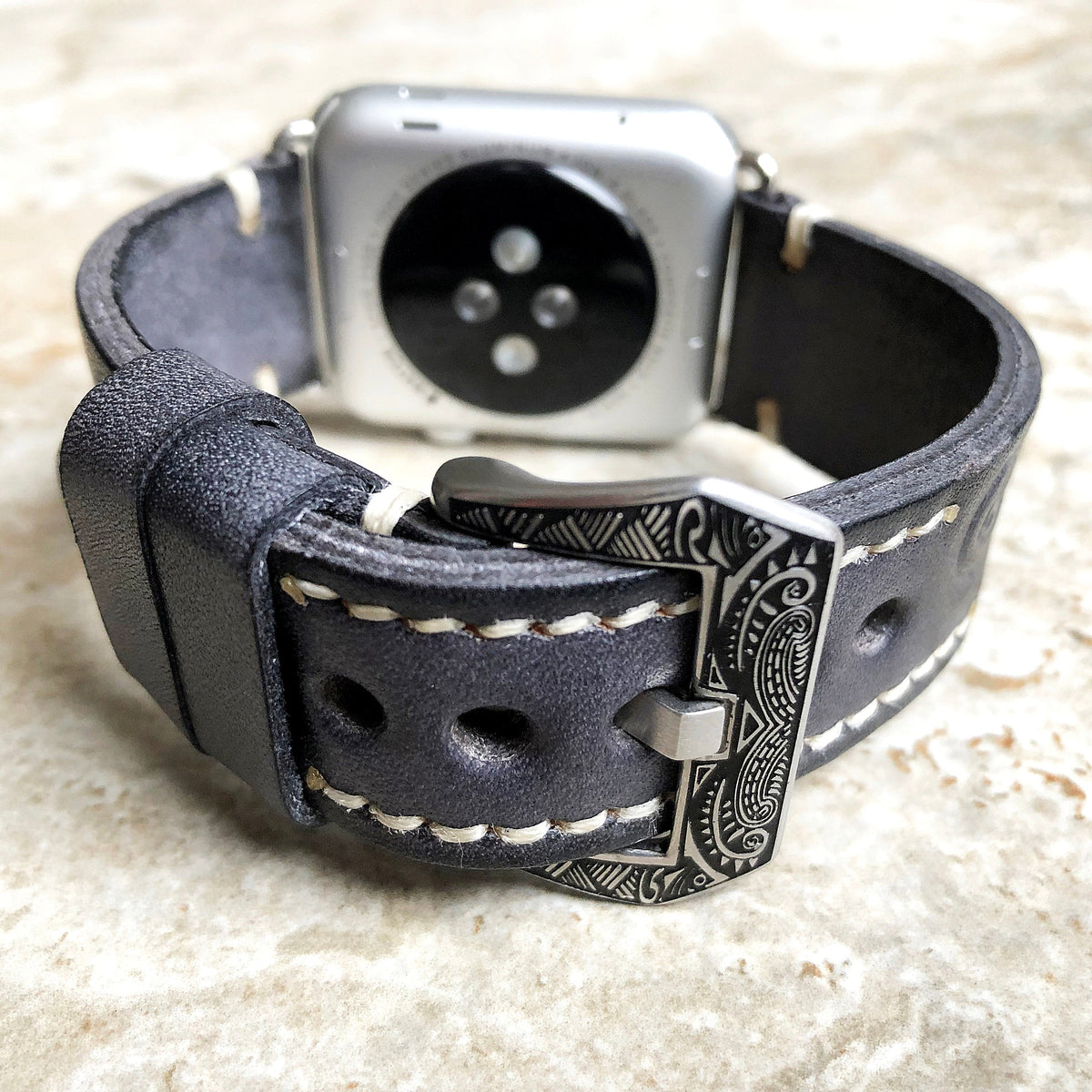 Sera Apple Watch-armband — handgraverat läder, präglat mönster - Desfino