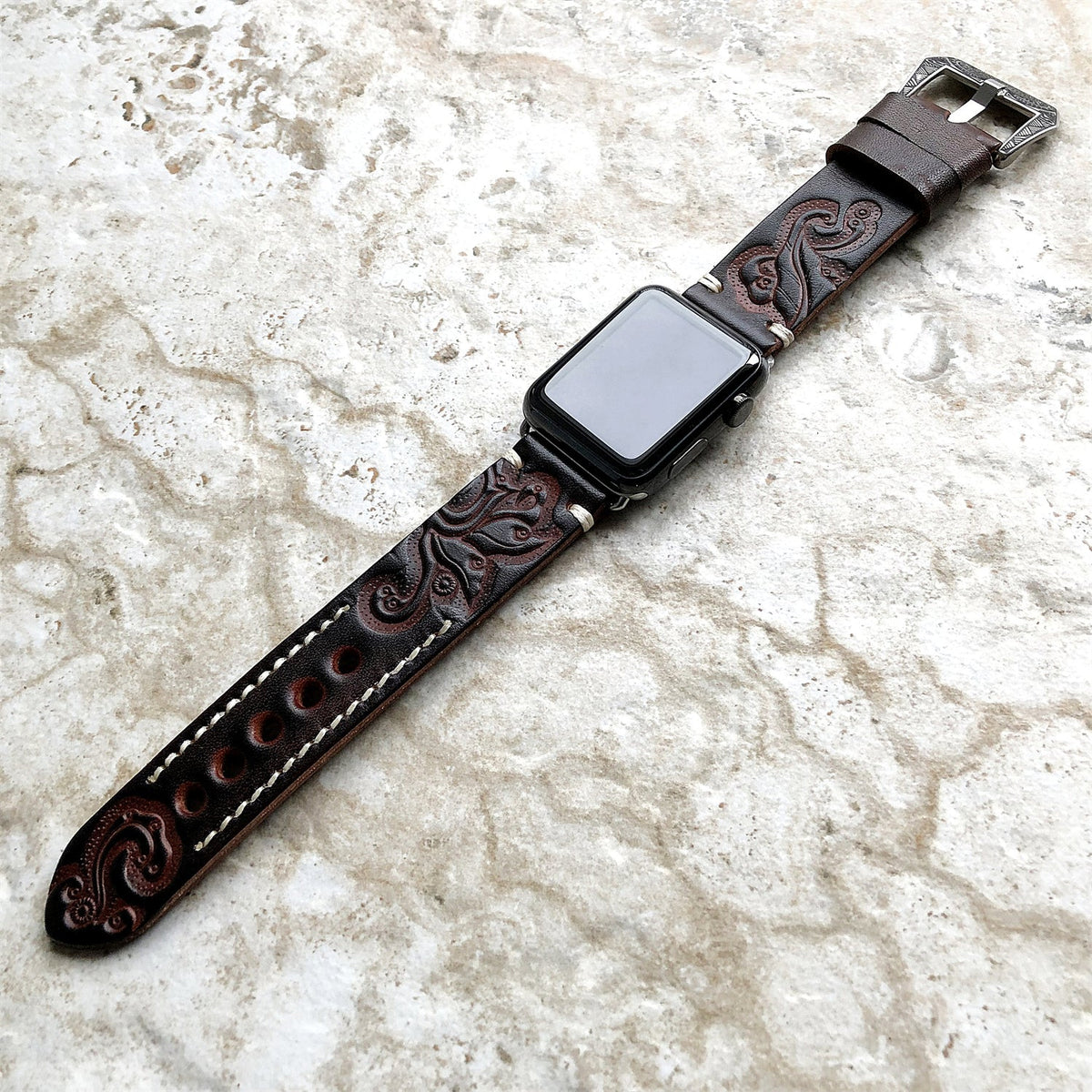 Sera Apple Watch-armband — handgraverat läder, präglat mönster - Desfino