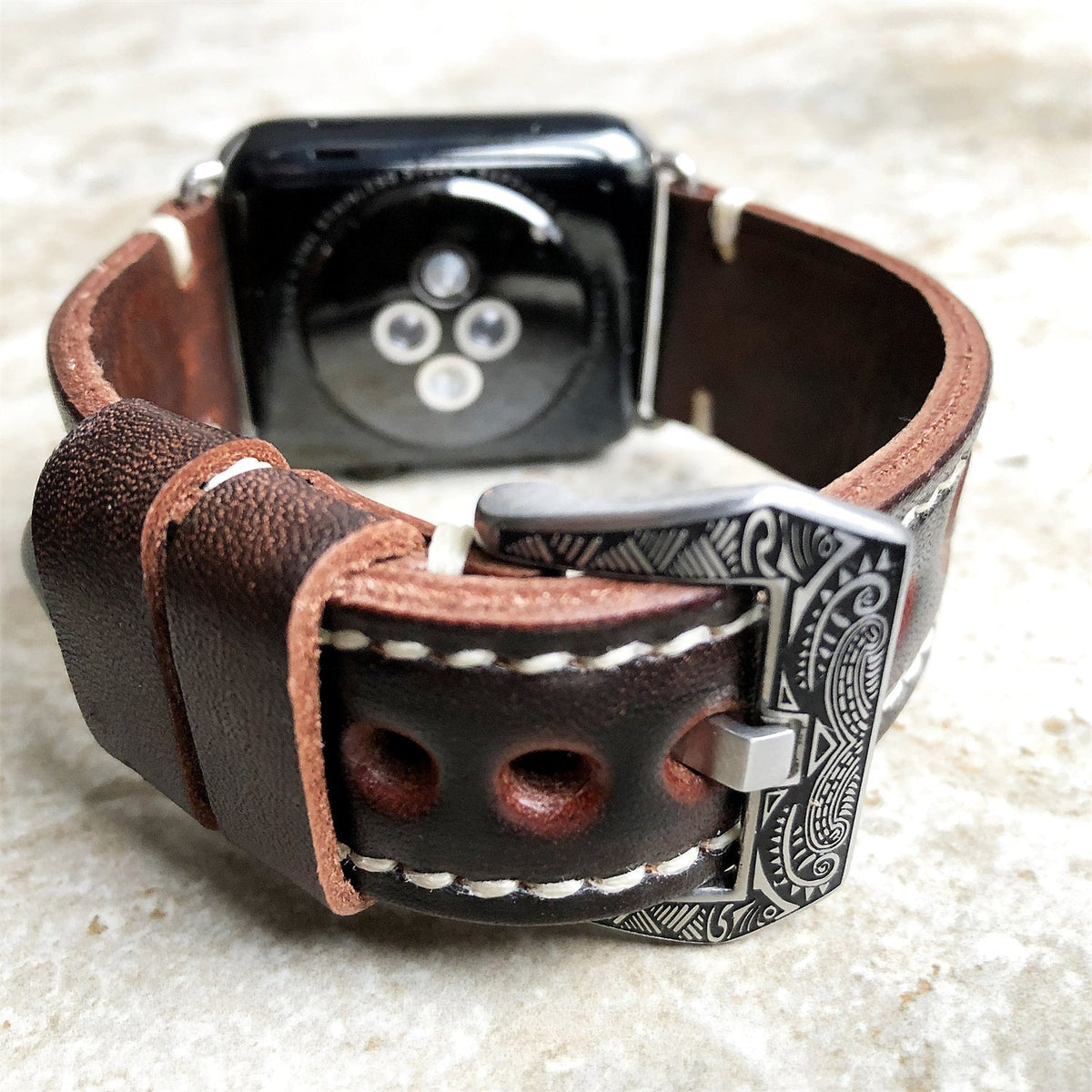 Sera Apple Watch-armband — handgraverat läder, präglat mönster - Desfino