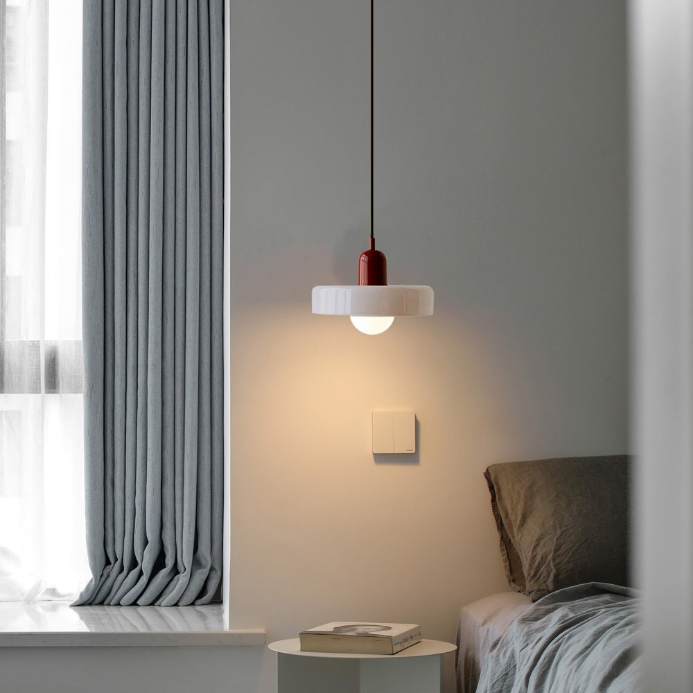 Aurelo Bauhaus-Pendelleuchte — Farbiger Glasschirm, rundes Baldachin