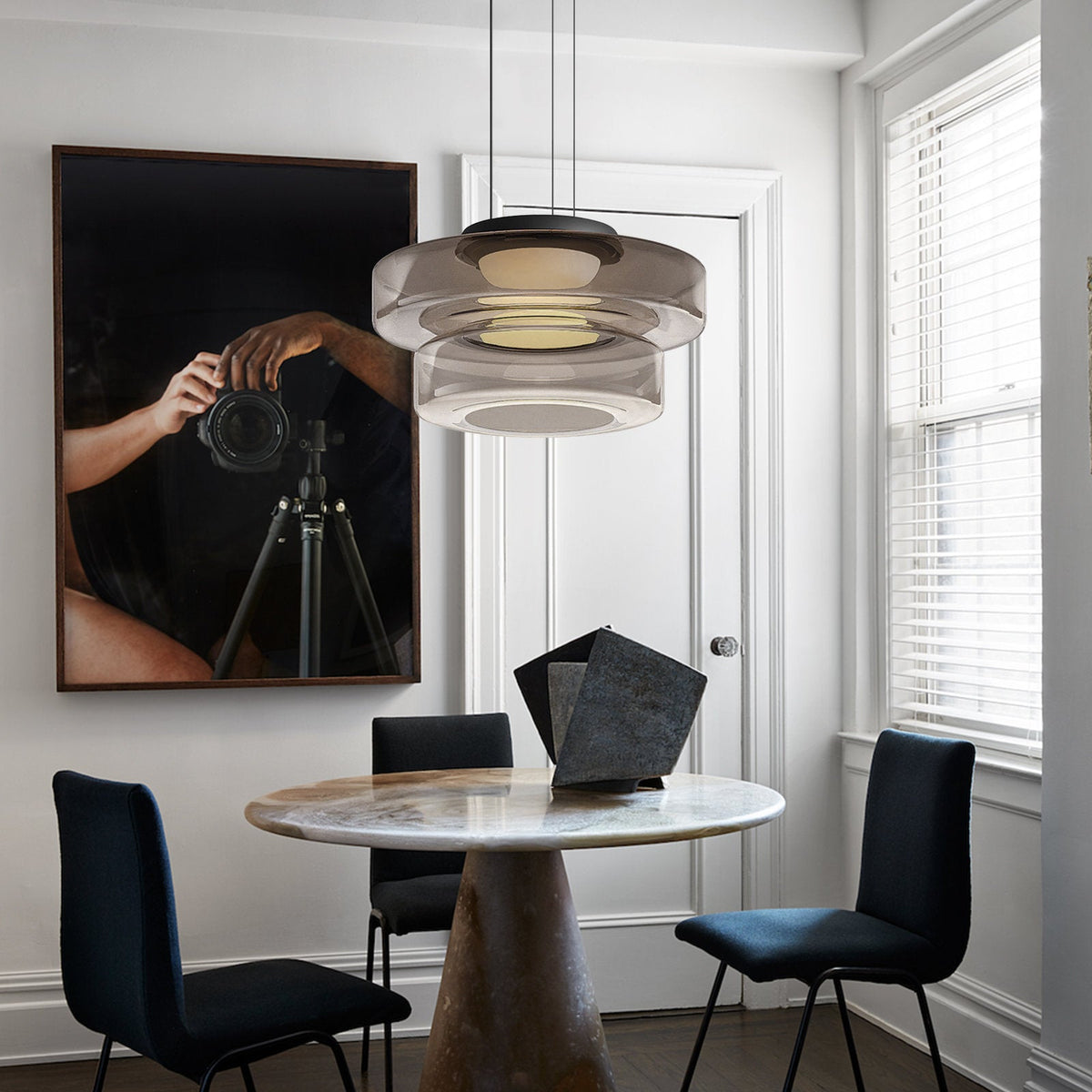 Suspension de plafond en verre Asteron inspirée de la lune et du Bauhaus - Desfino