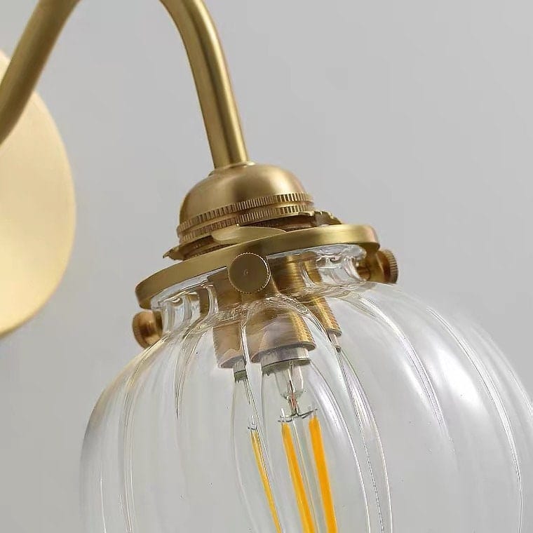 Vintage-væglampe — 13 cm rillet glaskuppel, buet metalarm - Desfino