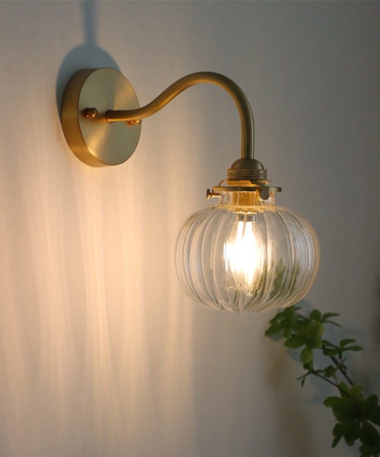 Vintage-væglampe — 13 cm rillet glaskuppel, buet metalarm - Desfino