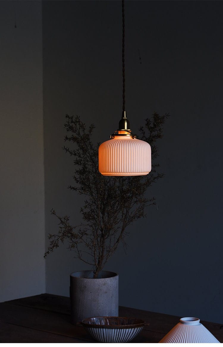 Kiyomi keramisk LED-pendellampe med ribber — japansk sylinder, lyspære inkludert - Desfino