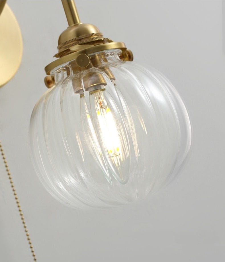 Vintage-væglampe — 13 cm rillet glaskuppel, buet metalarm - Desfino