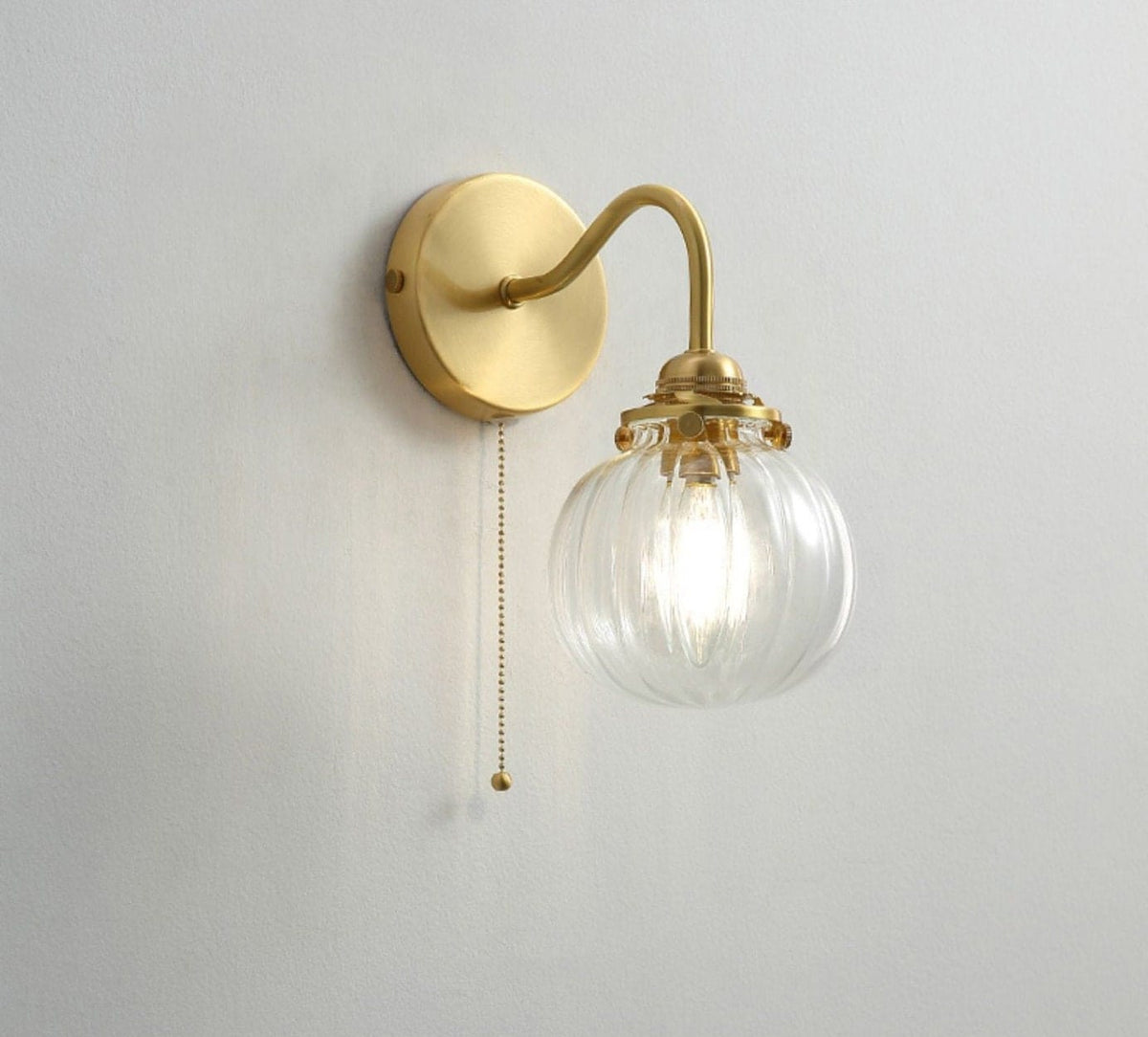 Vintage-væglampe — 13 cm rillet glaskuppel, buet metalarm - Desfino