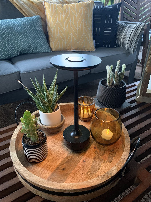 Lámpara de mesa LED recargable e inalámbrica — Regulador táctil, metal moderno - Desfino