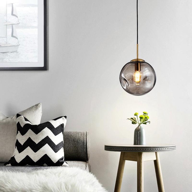 Závěsné svítidlo Aurelle se zlatou skleněnou koulí — moderní design - Desfino