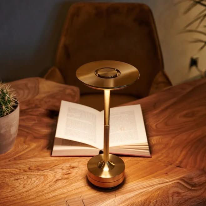Lámpara de mesa LED recargable e inalámbrica — Regulador táctil, metal moderno - Desfino