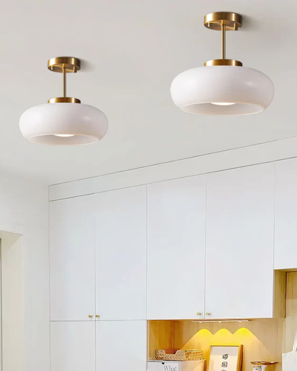 LumaBrass plafondlamp van matglas - messing bevestiging, 3000K-gloed - Desfino