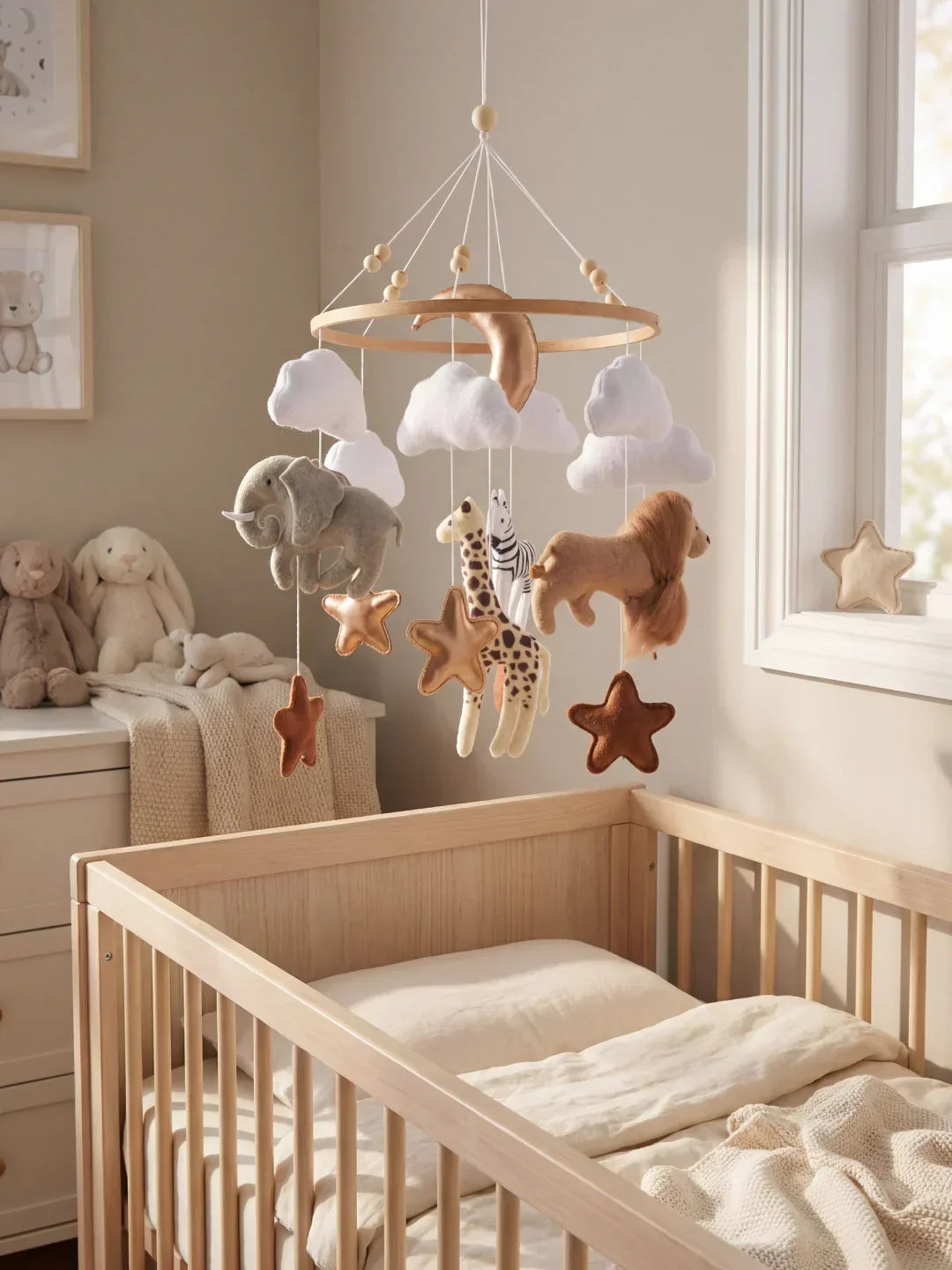 Minimalistisches Mobile aus Holz für das Babybett – am Bettgestell befestigter Arm, leichte Holzfiguren