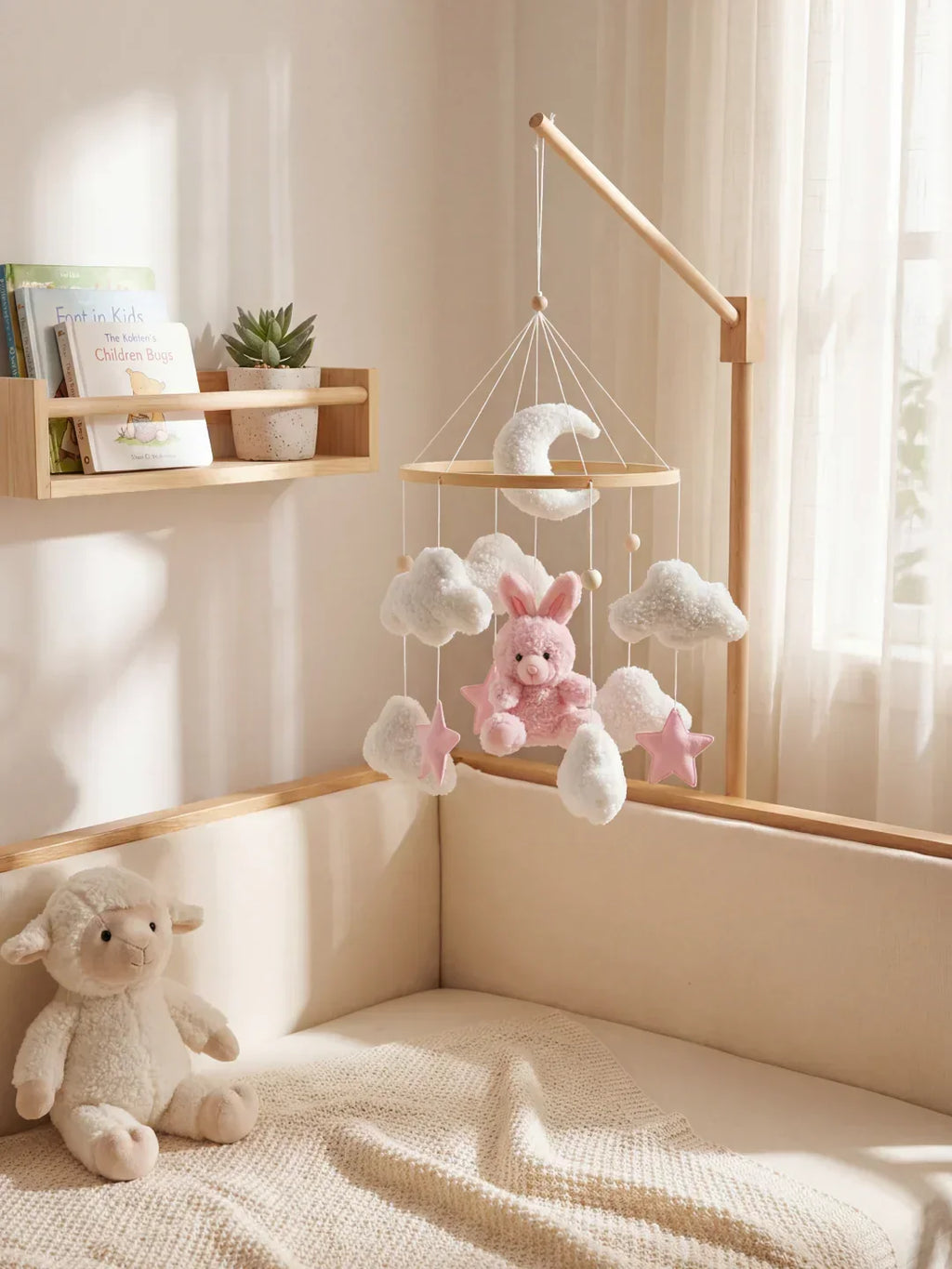 Minimalistisches Mobile aus Holz für das Babybett – am Bettgestell befestigter Arm, leichte Holzfiguren