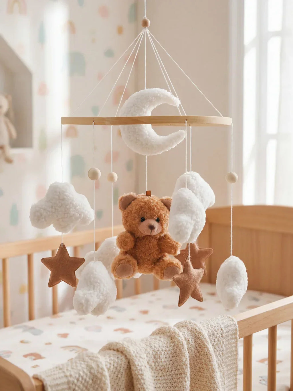 Minimalistisches Mobile aus Holz für das Babybett – am Bettgestell befestigter Arm, leichte Holzfiguren