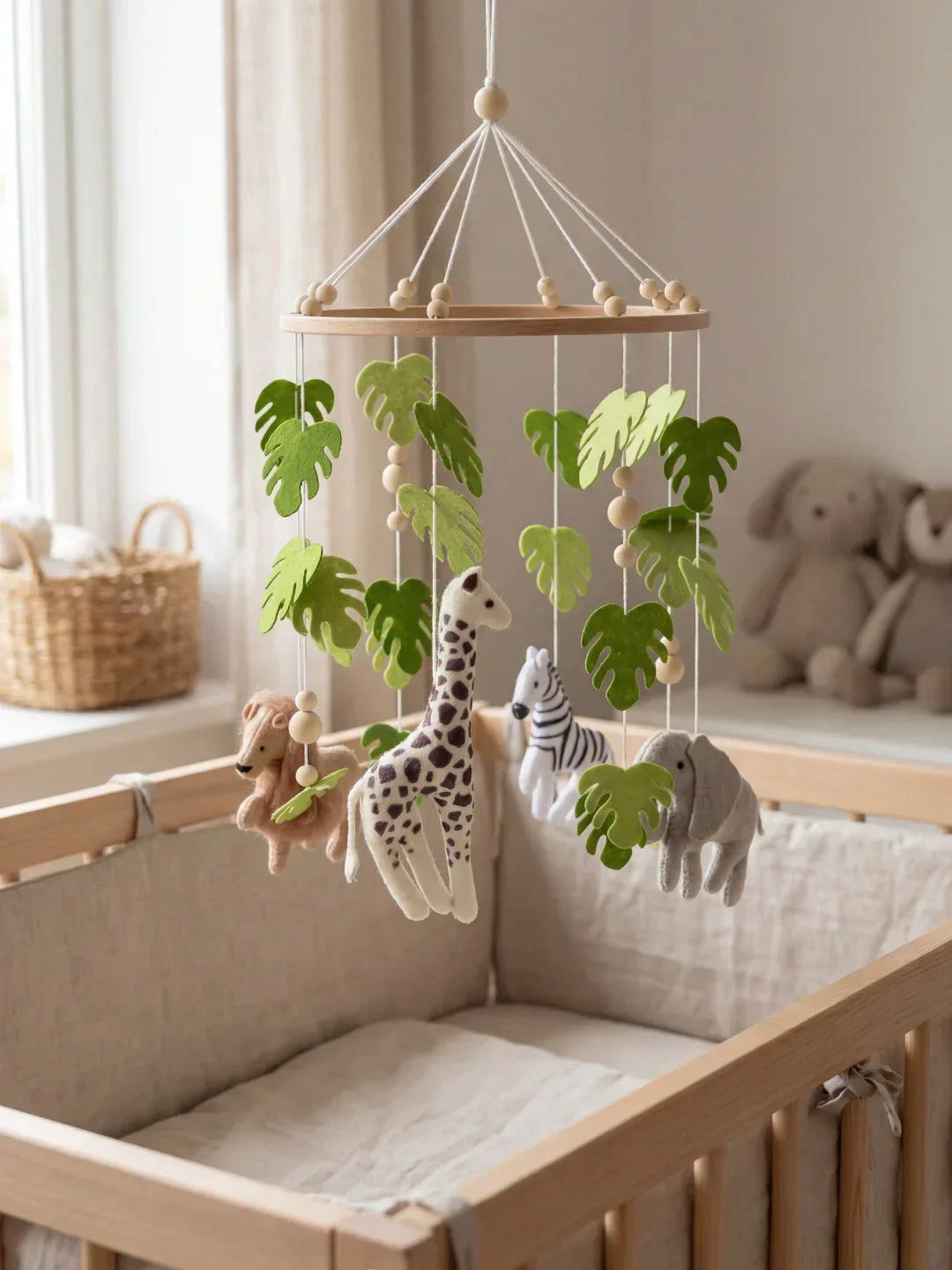 Minimalistisches Mobile aus Holz für das Babybett – am Bettgestell befestigter Arm, leichte Holzfiguren