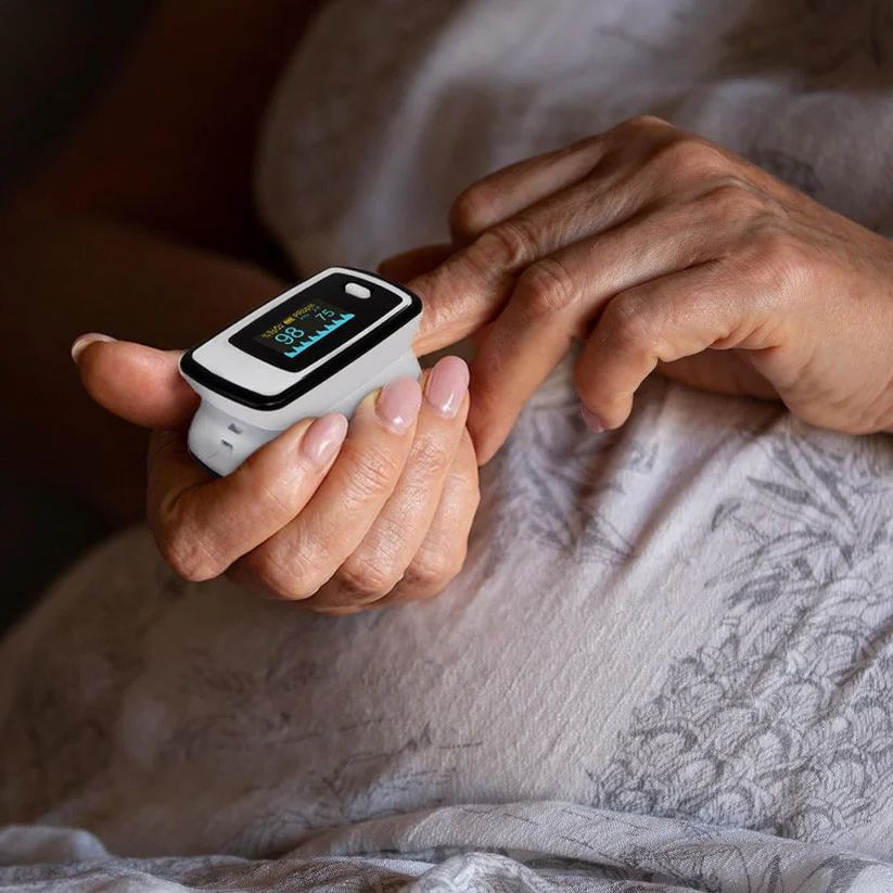 Oxímetro de dedo PulseSure — lectura digital no invasiva | Desfino