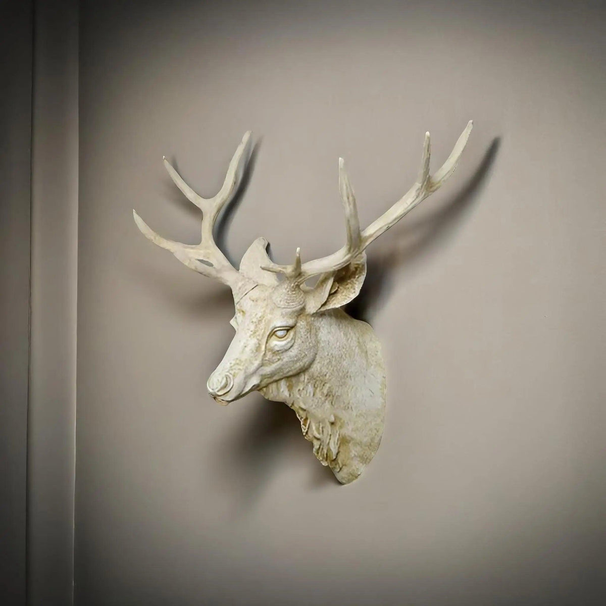Décoration murale tête de cerf factice Thornridge — Style rustique, 40 x 45 cm - Desfino