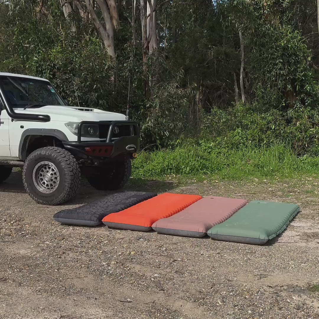 Ultralet liggeunderlag til camping — 10 cm tykkelse, indbygget fodpumpe, Snap-Lock-forbindelser