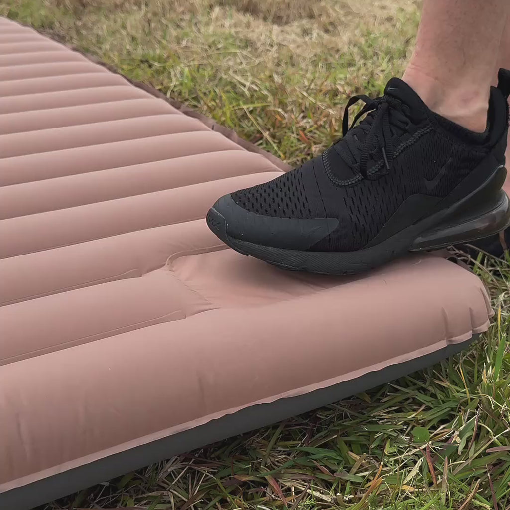 Ultralet liggeunderlag til camping — 10 cm tykkelse, indbygget fodpumpe, Snap-Lock-forbindelser