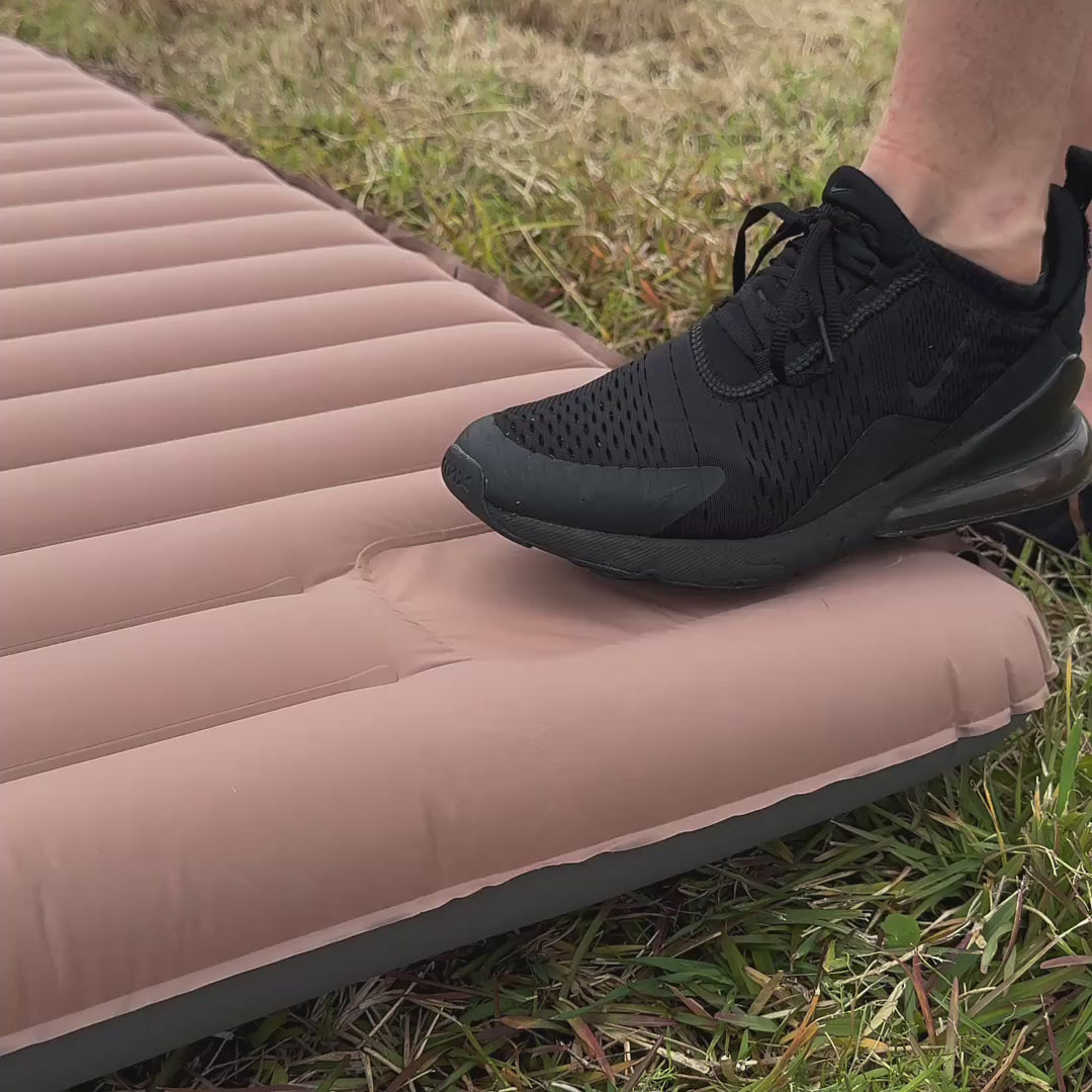 Ultralet liggeunderlag til camping — 10 cm tykkelse, indbygget fodpumpe, Snap-Lock-forbindelser