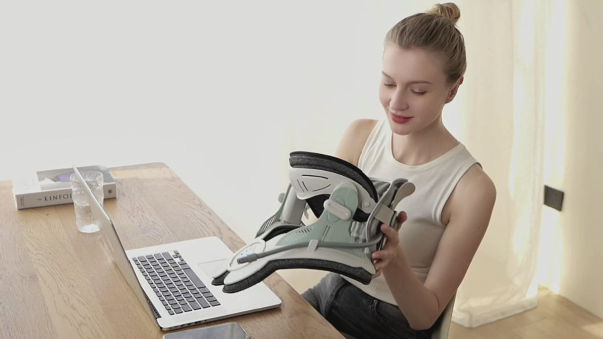 Nafukovací trakční límec na krk — 8 vzduchových komor a ergonomická podpora pro protažení v úhlu 26°