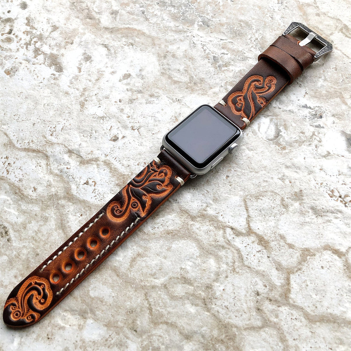 Sera Apple Watch-armband — handgraverat läder, präglat mönster - Desfino