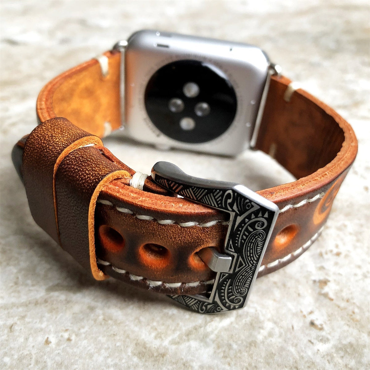 Sera Apple Watch-armband — handgraverat läder, präglat mönster - Desfino