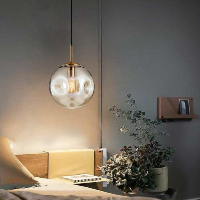 Závěsné svítidlo Aurelle se zlatou skleněnou koulí — moderní design - Desfino